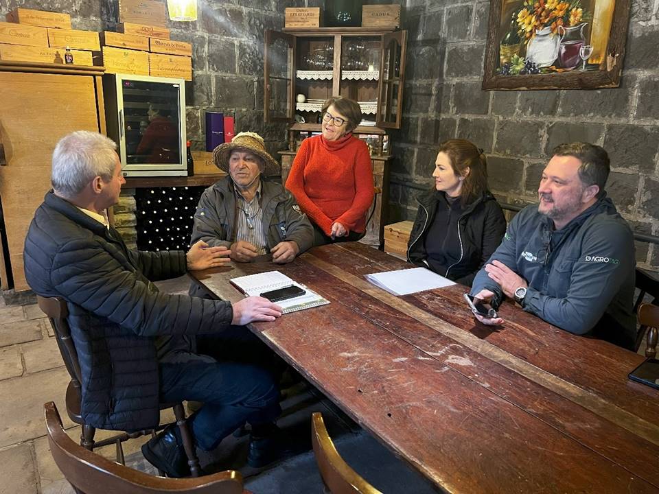 Visita a apicultores em Bento Gonçalves. À esquerda o Sr. David Vicenço, presidente daFederação Apícola do RS, ao centro o casal Possamai, que produz e comercializa mel, e à direita Luiz Vicente do Agrotag/abelhas da Embrapa Meio Ambiente e Betina Blochtein da coordenação do Observatório de Abelhas do Brasil/ Embrapa Meio Ambiente. - Foto: Luiz Vicente