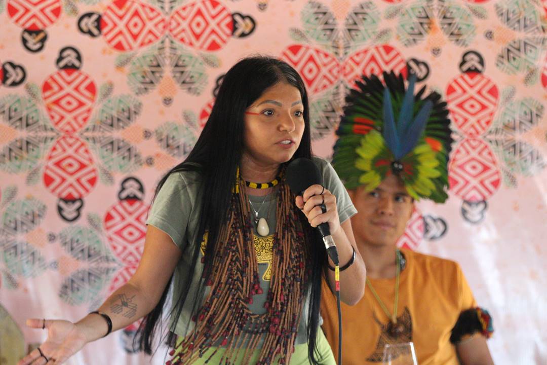 Aline Kayapó encantou os presentes com a Curupira e a Matinta Pereira / Foto: Leo Barreto