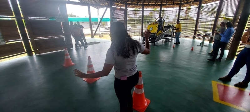 Colaboradores em circuito de atividades sensoriais sobre segurança no trânsito. Foto: Veracel Celulose