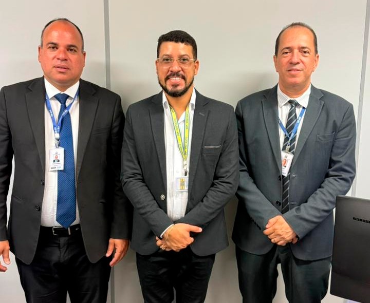 Prefeito Flauzino ao lado de Thadeu Santana, Assessor Especial do Secretário da SSP, e do Dr. Giovanni Barreto, Delegado e Assessor Especial do Secretário da SSP