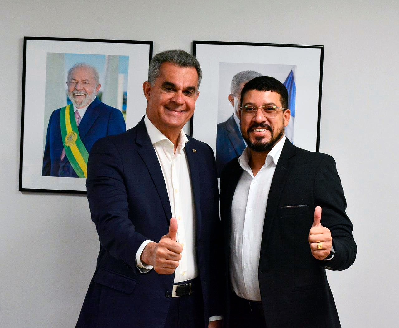 Prefeito Flauzino ao lado do Secretário de Infraestrutura do Estado