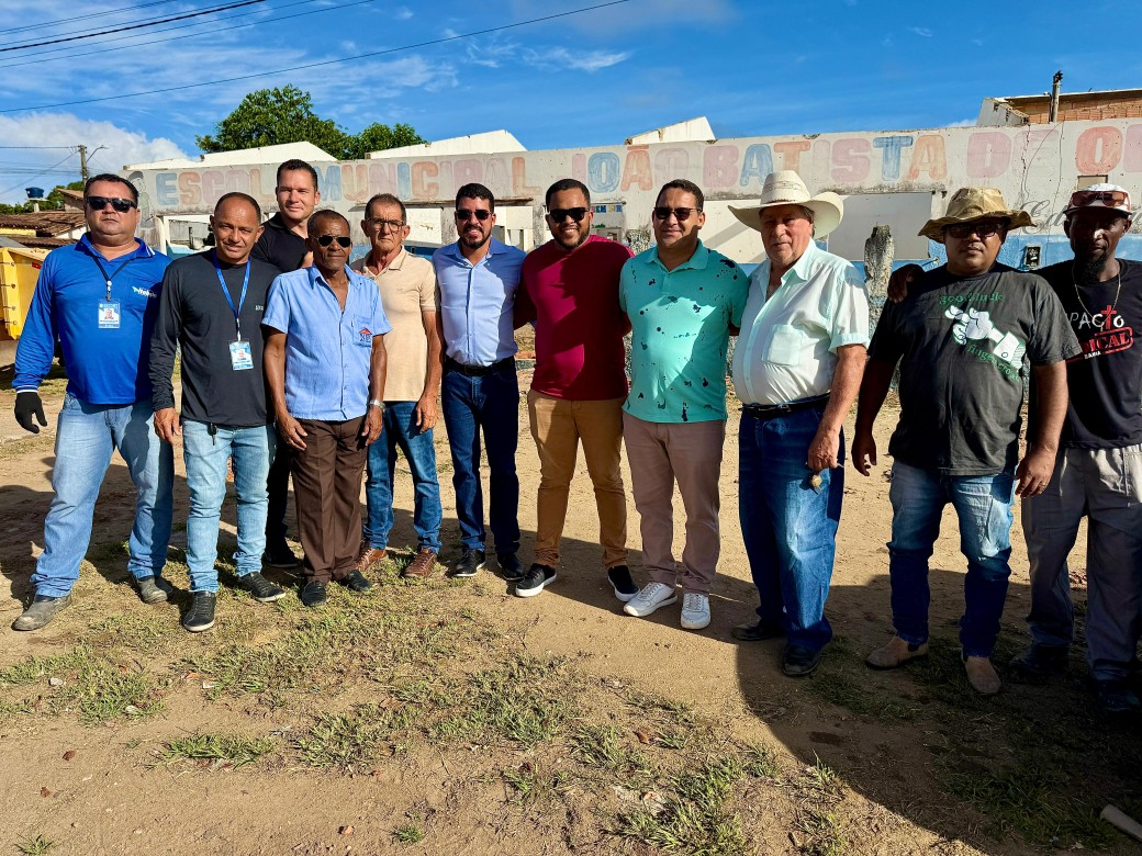 Prefeito Ricardo Flauzino (ao centro) e equipe