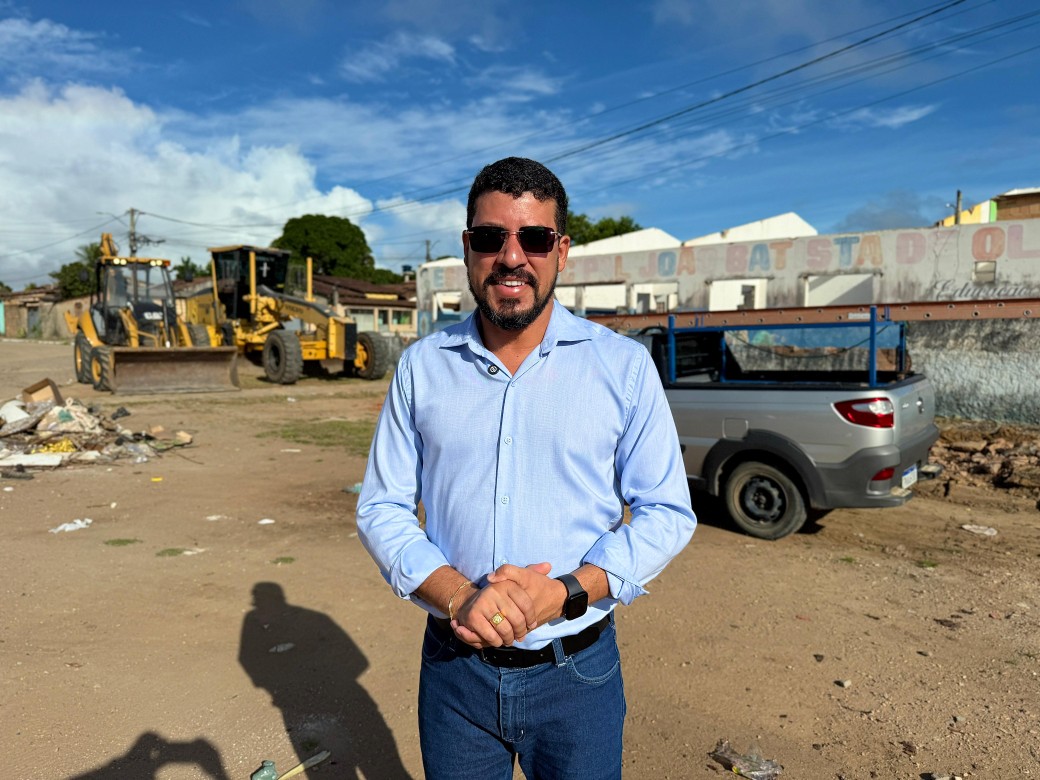 Prefeito Flauzino durante ações no Bairro da Bacia