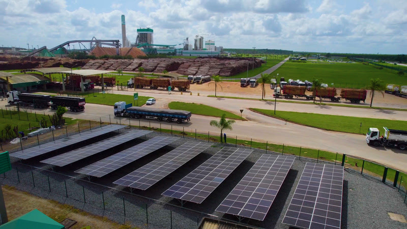 Uma das usinas de energia solar da Veracel. Na fábrica, ela complementa a energia limpa já gerada pela empresa. (Foto: Divulgação Veracel)