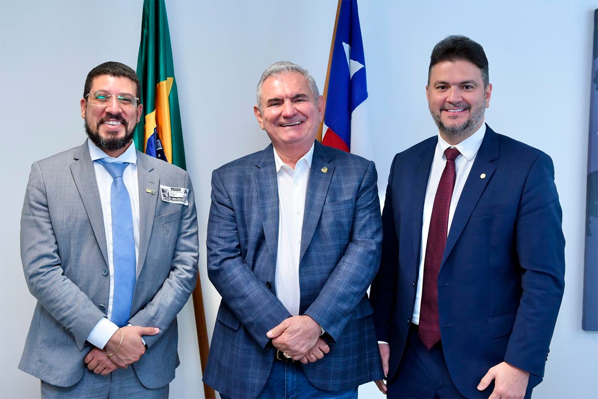 Prefeito Flauzino ao lado do senador Ângelo Coronel e do deputado Diego Coronel