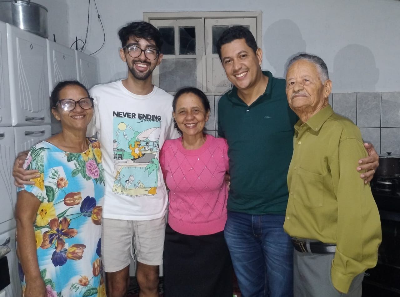 Pastor Antônio Apósto, ex-vereadora Rosângela e família, fortalecendo o projeto do candidato Gandhi (Rede Social)