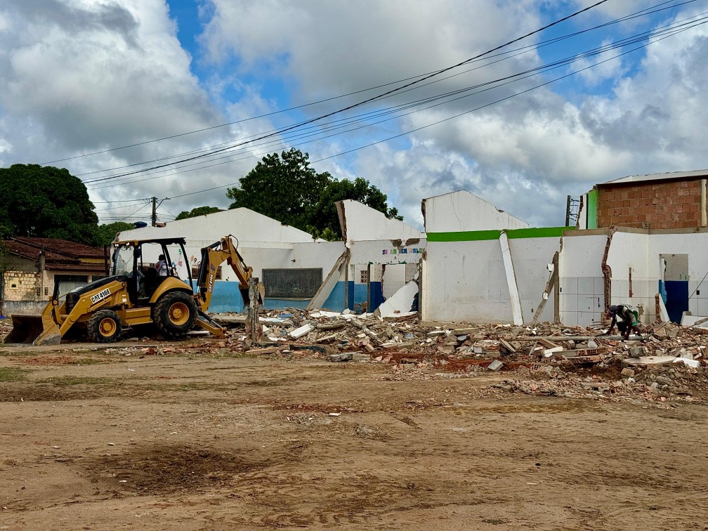 Demolição da antiga escola João Batista de Oliveira, que estava desativada