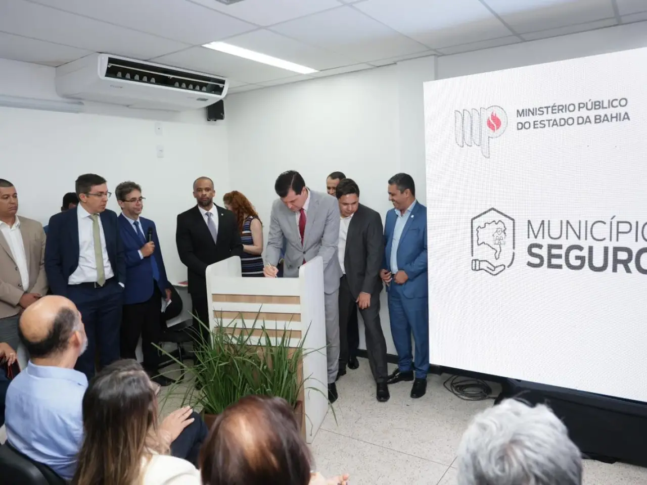 Foto/divulga&ccedil;&atilde;o de acordos feitos no dia 8 de abril em Eunap&oacute;lis durante o PGJ Itinerante