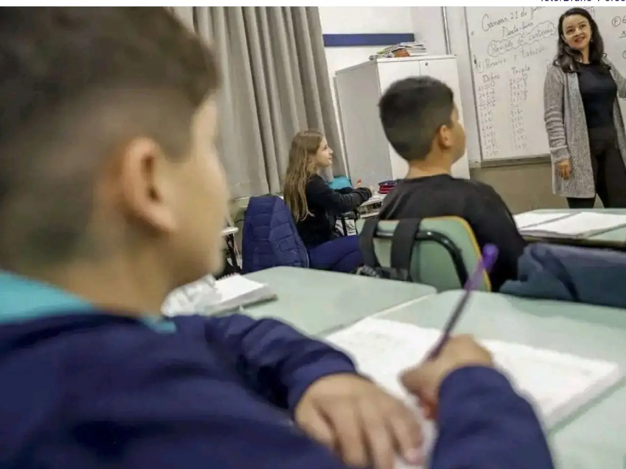 o estudo "Uma Revolu&ccedil;&atilde;o na Educa&ccedil;&atilde;o Brasileira: Propostas para uma agenda STEM integrada da base ao ensino superior" elaborado pela Confedera&ccedil;&atilde;o Nacional da Ind&uacute;stria (CNI) e pela Mobiliza&ccedil;&atilde;o Empresarial pela Inova&ccedil;&atilde;o (MEI). Estudo alerta que baixos n&iacute;veis de aprendizagem e forma&ccedil;&atilde;o insuficiente em &aacute;reas STEM limitam produtividade e inova&ccedil;&atilde;o na ind&uacute;stria