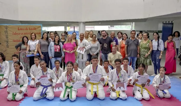 Karatecas são homenageados durante manhã esportiva no Colégio Municipal Álvaro Henrique