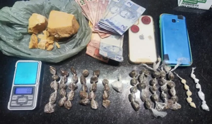 PMBA apreende um menor e prende homem por suspeita de tráfico de drogas em Eunápolis