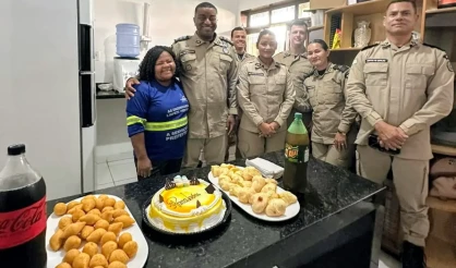 Polícia Militar homenageia funcionária da limpeza com surpresa de aniversário na sede da 87ª CIPM