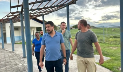 Prefeito visita escolas em Monte Pascoal e anuncia reparos nas unidades após após de vandalismo