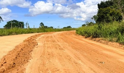 Prefeitura segue com patrolamento e cascalhamento de vias vicinais na zona rural