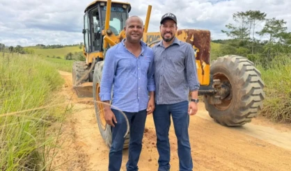 Prefeito Ricardo Flauzino acompanha início da ação de patrolamento e cascalhamento de estradas vicinais em Montinho