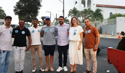Prefeito Ricardo Flauzino acompanha pavimentação asfáltica em Monte Pascoal e comemora realização de antigo sonho dos moradores