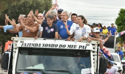 ACM Neto reúne milhares de apoiadores em carreata da mudança em Eunápolis