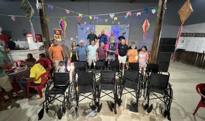 Em lançamento do Forrómatismo 2026, organização entrega 10 cadeiras de rodas a instituições