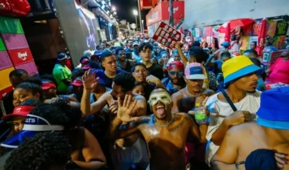 Carnaval começa com público recorde no Centro e 1,25 milhão de foliões nos circuitos oficiais