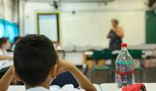 Uso excessivo de IA preocupa educadores e cientistas pelo impacto na aprendizagem